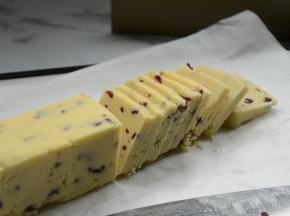 冷冻结束拿出，用刀切成大小均匀的饼胚