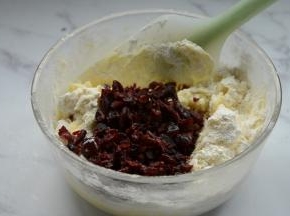 倒入蔓越莓干