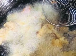 再开大火，油温升至五成热时再次放入肉条炸至表皮酥脆，捞出沥干油即可装盘