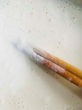 倒入适量清水搅匀