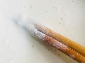 倒入适量清水搅匀