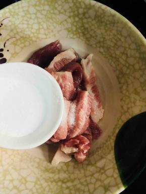 把肉洗净切成比筷稍粗一点的小长条，放入盐
