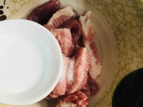 把肉洗净切成比筷稍粗一点的小长条，放入盐