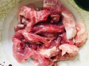 抓匀腌制十分钟左右