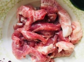 抓匀腌制十分钟左右