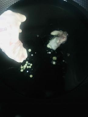 油温升至三成热的时候放入肉条