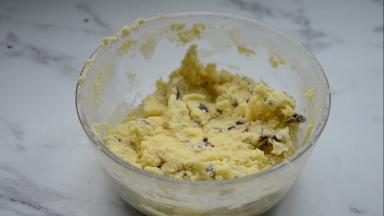 继续用刮刀拌匀，不要过度搅拌