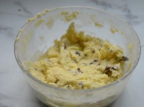 继续用刮刀拌匀，不要过度搅拌