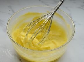 用蛋抽充分搅拌均匀