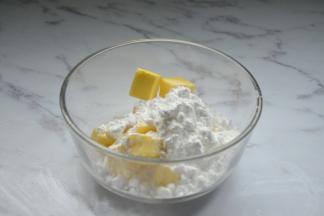 黄油室温软化，倒入糖粉