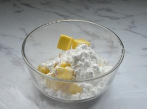 黄油室温软化，倒入糖粉