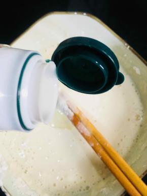 放入适量的油搅拌成糊状