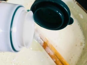 放入适量的油搅拌成糊状