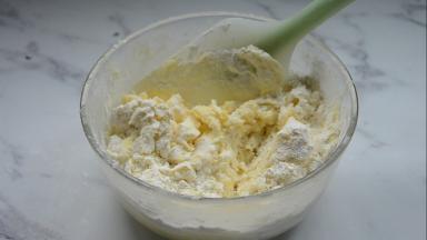 用刮刀稍微拌匀下