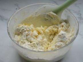 用刮刀稍微拌匀下