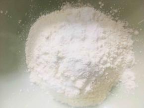 把面粉、淀粉和泡打粉都倒入一个容器里，混合均匀