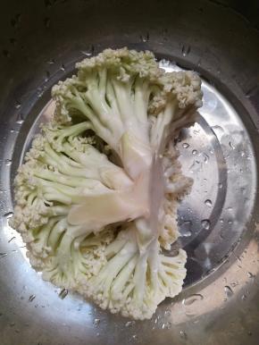 花菜用盐水浸泡半小时，可以杀死虫卵。