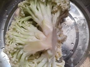花菜用盐水浸泡半小时，可以杀死虫卵。
