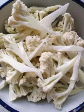 清洗过的花菜切成小块