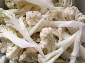 清洗过的花菜切成小块