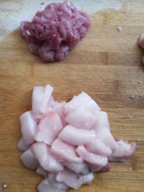 肥肉和瘦肉分开切成小片