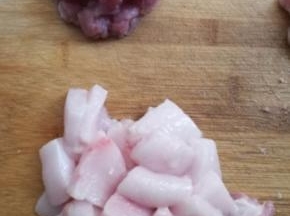 肥肉和瘦肉分开切成小片