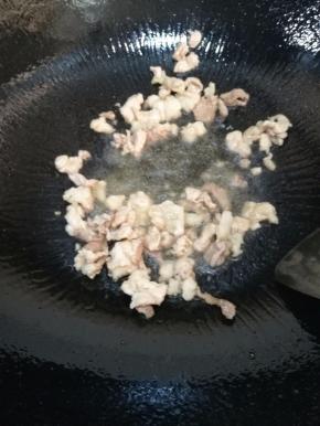 先下肥肉煸出猪油，再下瘦肉炒至变色