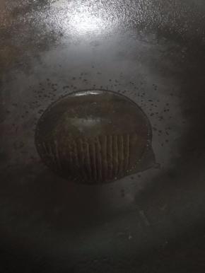 锅里倒入适当食用油，加热到八成热