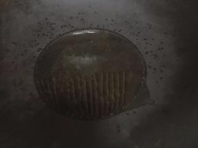 锅里倒入适当食用油，加热到八成热