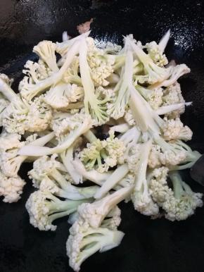 花菜沥干水倒入锅中