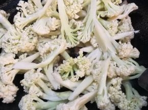 花菜沥干水倒入锅中