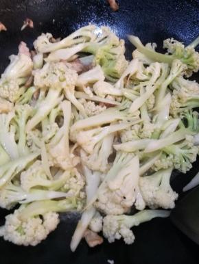 用锅铲不停翻炒，中途要加点凉水，不要炒的太干了