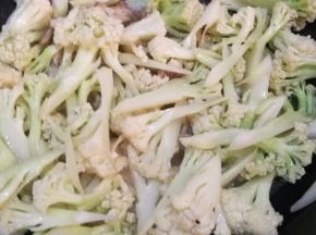用锅铲不停翻炒，中途要加点凉水，不要炒的太干了