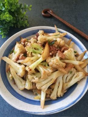 将调味料翻炒均匀，临出锅前加点葱花，花菜炒熟就可以出锅了。