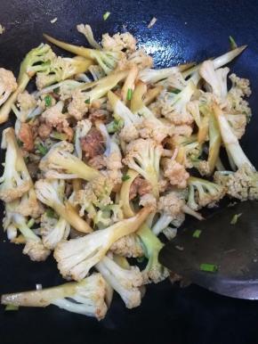 加入盐，生抽，耗油，味精调味。