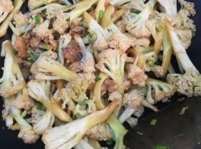 加入盐，生抽，耗油，味精调味。