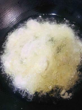待肉条炸至成型时