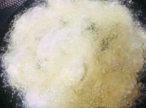 待肉条炸至成型时