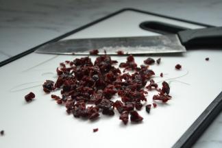蔓越莓干用刀切碎备用