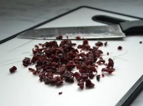 蔓越莓干用刀切碎备用