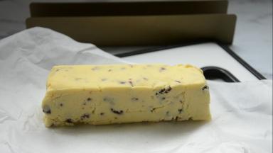 模具内垫一张油纸，放入面团整形，再放冰箱冷冻半小时定型