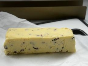 模具内垫一张油纸，放入面团整形，再放冰箱冷冻半小时定型