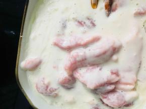 把腌好的肉条倒入面糊中拌匀使肉条充分挂糊