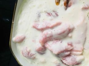把腌好的肉条倒入面糊中拌匀使肉条充分挂糊