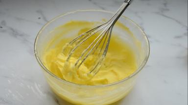 用蛋抽搅拌均匀