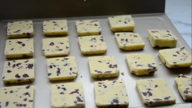 放烤盘上，饼胚之间留适当距离。烤箱预热170°，放中下层烤20分钟，烤好晾凉即可食用