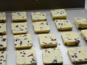 放烤盘上，饼胚之间留适当距离。烤箱预热170°，放中下层烤20分钟，烤好晾凉即可食用