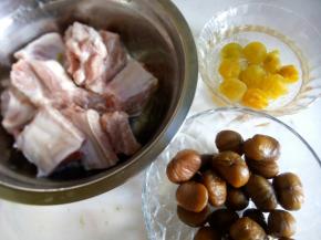 话梅泡水，剥好板栗，洗净排骨。