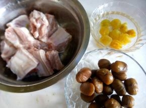 话梅泡水，剥好板栗，洗净排骨。