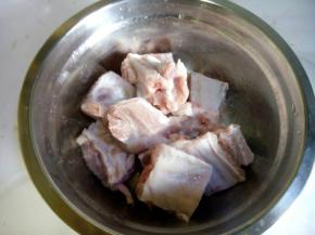 排骨上多撒些盐，用手搓揉排骨，让盐份进入排骨。